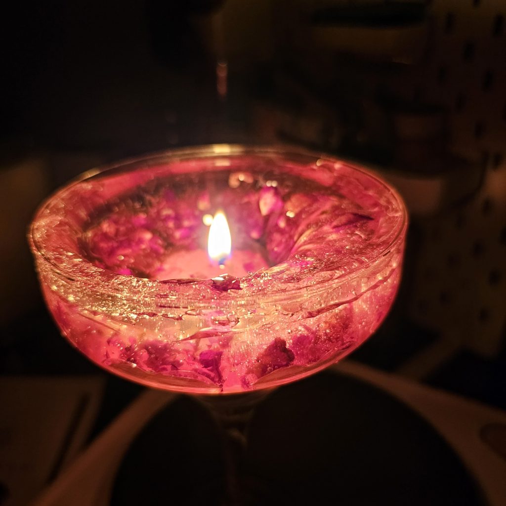Vela gel en copa con petalos de rosa y corazon de cera de soja