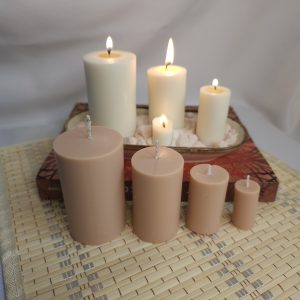 Descubra el encanto del set de 4 velas decorativas de soja color capucino