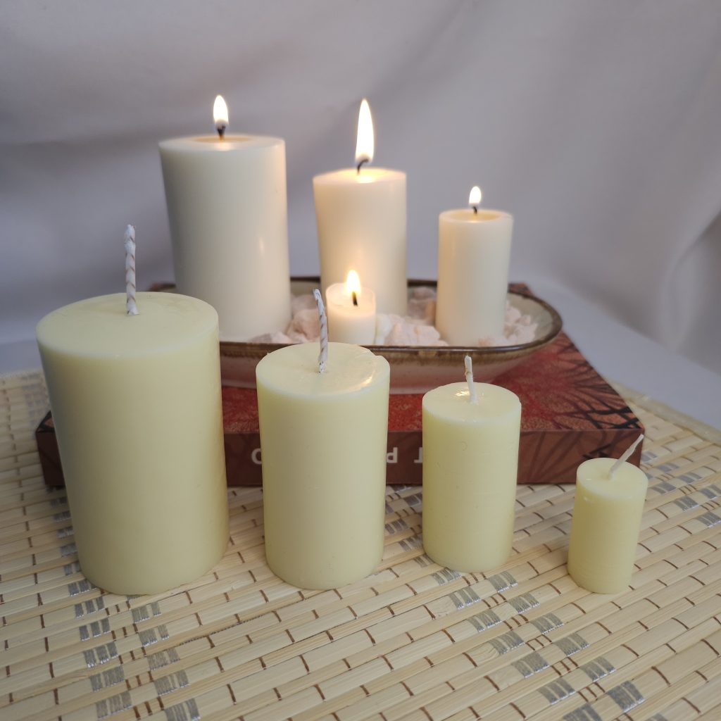 Descubre el Set de 4 Velas Decorativas de Soja “Garden Whispers” en tonos pastel de verde, azul, capuchino y limón pastel. Este set evoca la frescura de un jardín al amanecer. Colecciòn Línea Luz