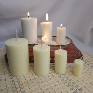 Descubre el Set de 4 Velas Decorativas de Soja “Garden Whispers” en tonos pastel de verde, azul, capuchino y limón pastel. Este set evoca la frescura de un jardín al amanecer.