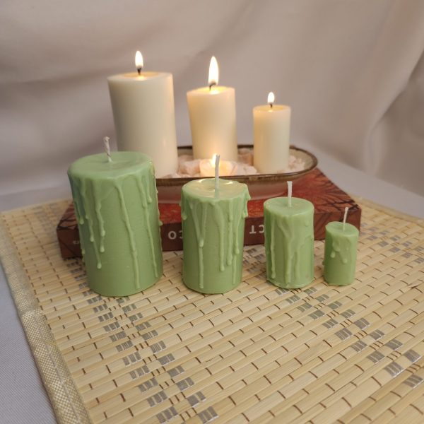 Descubre el Set de 4 Velas Decorativas de Soja “Garden Whispers” en tonos pastel de verde pastel. Este set evoca la frescura de un jardín al amanecer.