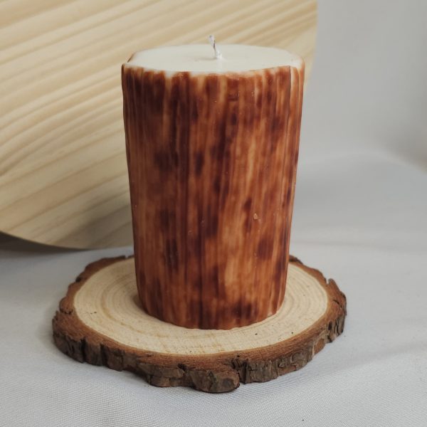 Vela decorativa Troncos de Luz de la Colección Sacred Bark, aroma de cedro y sandalo, color marrón.