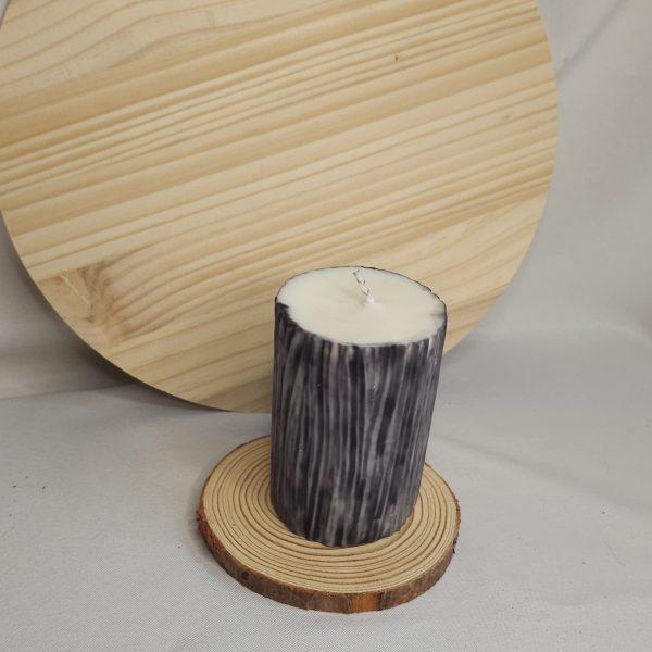 Vela decorativa Troncos de Luz, aroma de cedro y sandalo, color negro-gris oscuro.