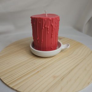Vela decorativa goteada de color rosa punch - colección Línea Luz.