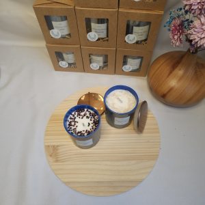 Panorama de Velas de Soja Aromáticas en Tarro Azul: Aromas Florales Únicos, Colección Whispering Flames