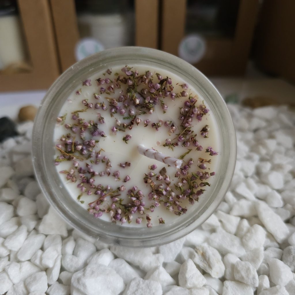 Velas aromaticas decorados con flor de brezo