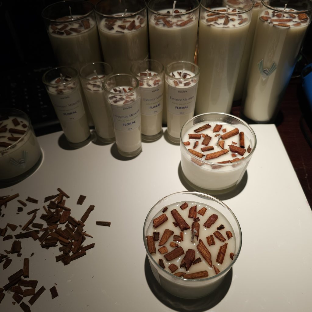 Panorama de Velas de soja y ramas de canela en vasos en proceso de fabricaión.
