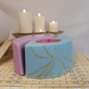 Vela decorativa yin y el yang "Dualidades Encendidas", colección Luces y Sombras. Detalle de resultado de una reparación cuidadosa con una técnica inspirada en el kintsugi japonés: porque hasta la cera rota puede renacer más hermosa.