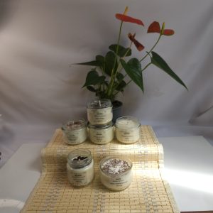 Vela aromática artesanal con cera de soja y varios aromas, en tarro reciclable.