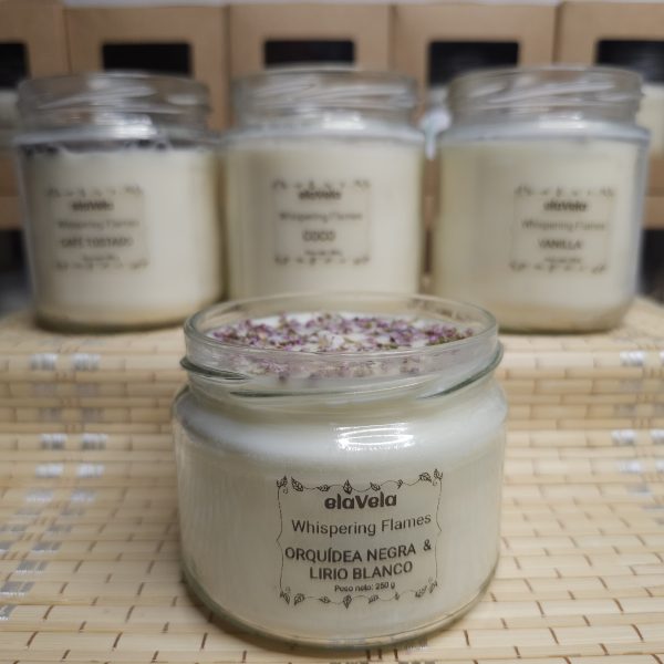 Vela aromática artesanal con cera de soja y aroma de orquídea negra y lirio blanco, en tarro reciclable.