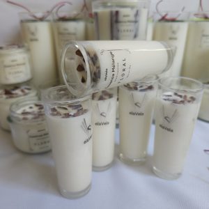 Vela aromática artesanal Essence Mélange – mezcla floral-afrutada en equilibrio perfecto