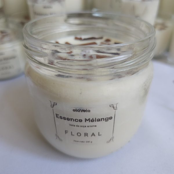 Vela aromática artesanal Essence Mélange – mezcla floral-afrutada en equilibrio perfecto