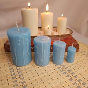 Descubre el Set de 4 Velas Decorativas de Soja “Garden Whispers” en tonos pastel de azul pastel. Este set evoca la frescura de un jardín al amanecer.