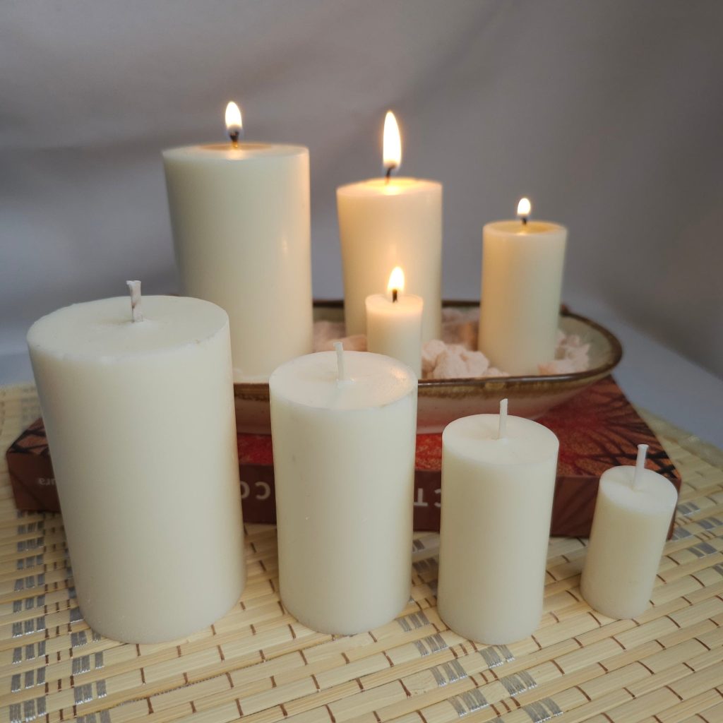 Descubra el encanto del set de 4 velas decorativas de soja «Ocean Calm»; color blanco.