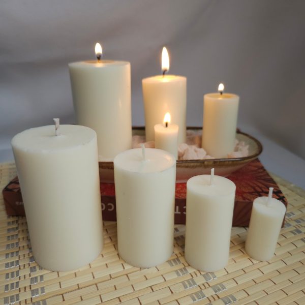 Descubra el encanto del set de 4 velas decorativas de soja «Ocean Calm»; color blanco.