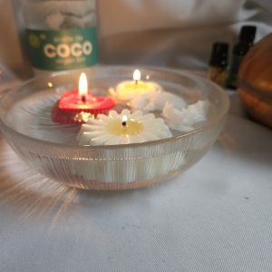 Ni flor, ni rueda… o quizá un poco de ambas. Estas velas decorativas de soja de unos 55 gramos juegan con formas geométricas que. recuerdan a engranajes steampunk o a flores de otro mundo.