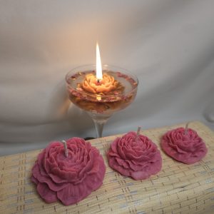 Peonías Flotantes – Delicadeza sobre el agua Fragilidad aparente. Presencia hipnótica. Las Peonías Flotantes son pequeñas esculturas de cera diseñadas para flotar, iluminar y perfumar espacios con elegancia. Cada flor es vertida a mano y moldeada con paciencia, respetando la forma suave y compleja del peonía.