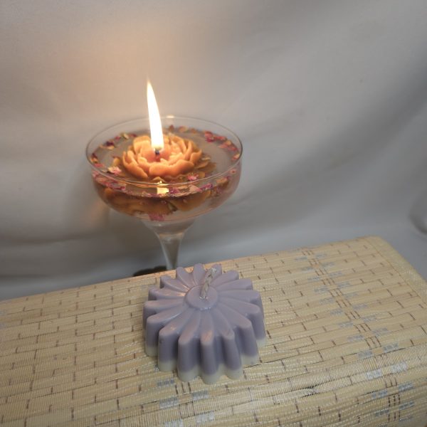 Ni flor, ni rueda… o quizá un poco de ambas. Estas velas decorativas de soja de unos 55 gramos juegan con formas geométricas que. recuerdan a engranajes steampunk o a flores de otro mundo.