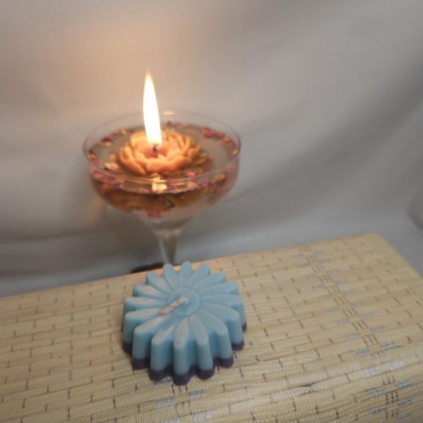Ni flor, ni rueda… o quizá un poco de ambas. Estas velas decorativas de soja de unos 55 gramos juegan con formas geométricas que. recuerdan a engranajes steampunk o a flores de otro mundo.