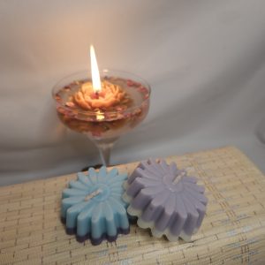 Ni flor, ni rueda… o quizá un poco de ambas. Estas velas decorativas de soja de unos 55 gramos juegan con formas geométricas que. recuerdan a engranajes steampunk o a flores de otro mundo.