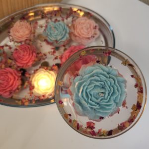 Peonías Flotantes – Delicadeza sobre el agua Fragilidad aparente. Presencia hipnótica. Las Peonías Flotantes son pequeñas esculturas de cera diseñadas para flotar, iluminar y perfumar espacios con elegancia. Cada flor es vertida a mano y moldeada con paciencia, respetando la forma suave y compleja del peonía.