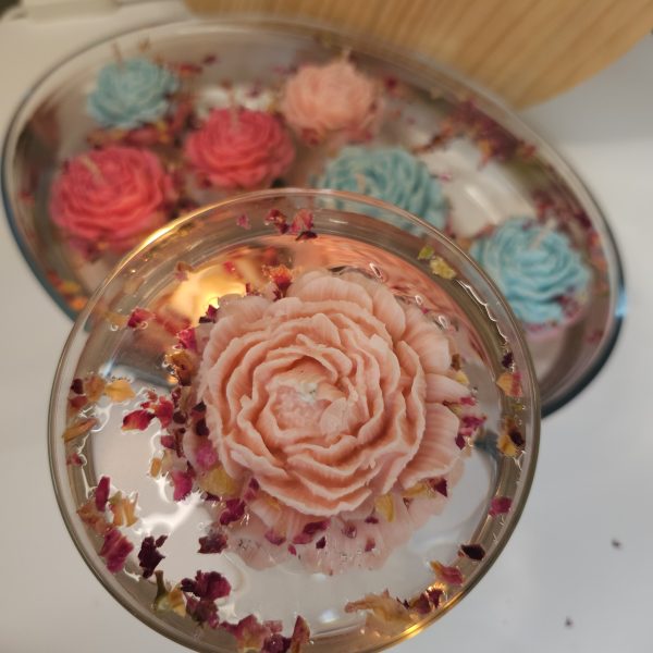 Peonías Flotantes – Delicadeza sobre el agua Fragilidad aparente. Presencia hipnótica. Las Peonías Flotantes son pequeñas esculturas de cera diseñadas para flotar, iluminar y perfumar espacios con elegancia. Cada flor es vertida a mano y moldeada con paciencia, respetando la forma suave y compleja del peonía.