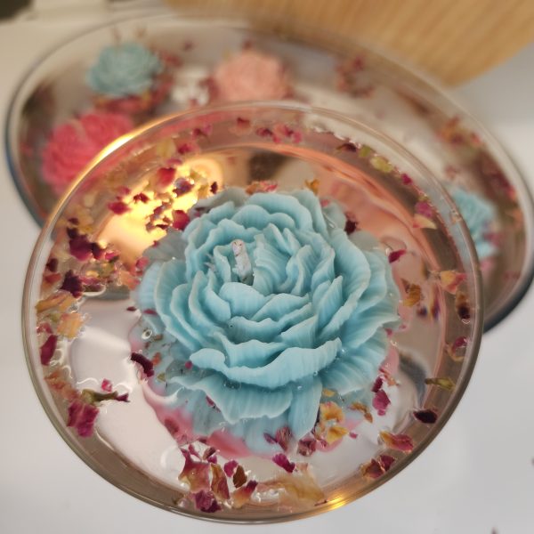 Jardín Flotante - velas flotantes Peonías – Delicadeza sobre el agua Fragilidad aparente. Presencia hipnótica. Las Peonías Flotantes son pequeñas esculturas de cera diseñadas para flotar, iluminar y perfumar espacios con elegancia. Cada flor es vertida a mano y moldeada con paciencia, respetando la forma suave y compleja del peonía.