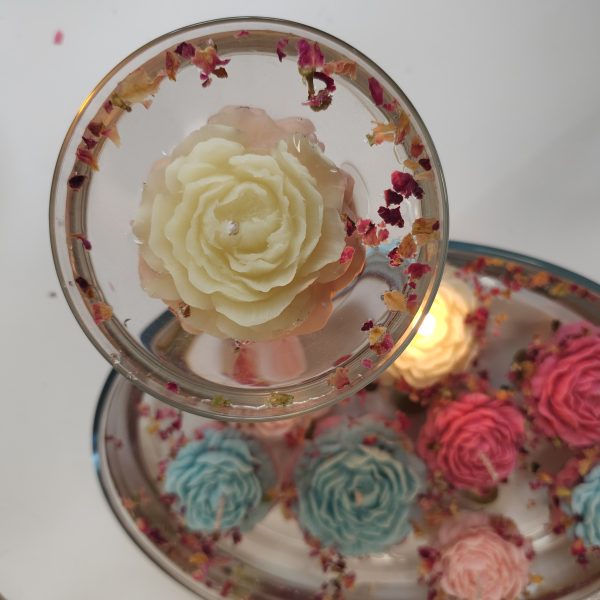 Peonías Flotantes – Delicadeza sobre el agua Fragilidad aparente. Presencia hipnótica. Las Peonías Flotantes son pequeñas esculturas de cera diseñadas para flotar, iluminar y perfumar espacios con elegancia. Cada flor es vertida a mano y moldeada con paciencia, respetando la forma suave y compleja del peonía.