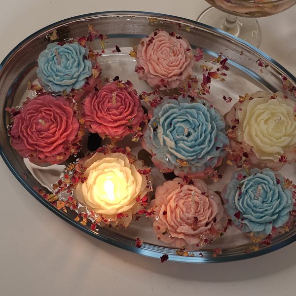 Peonías Flotantes – Delicadeza sobre el agua Fragilidad aparente. Presencia hipnótica. Las Peonías Flotantes son pequeñas esculturas de cera diseñadas para flotar, iluminar y perfumar espacios con elegancia. Cada flor es vertida a mano y moldeada con paciencia, respetando la forma suave y compleja del peonía.
