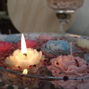 Peonías Flotantes – Delicadeza sobre el agua Fragilidad aparente. Presencia hipnótica. Las Peonías Flotantes son pequeñas esculturas de cera diseñadas para flotar, iluminar y perfumar espacios con elegancia. Cada flor es vertida a mano y moldeada con paciencia, respetando la forma suave y compleja del peonía.