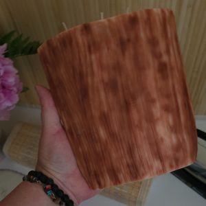 Velas decorativas estilo tronco de gran tamaño - Bosque Salvaje, hecha con cera se soja y aroma de madera de cedro y sándalo.