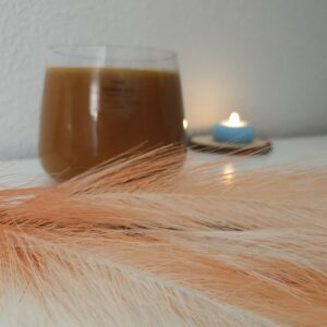 "Aura de cedro" - vela aromática artesanal de soja aroma cedro y sándalo, con mechas de madera, en formato de 1000 g.