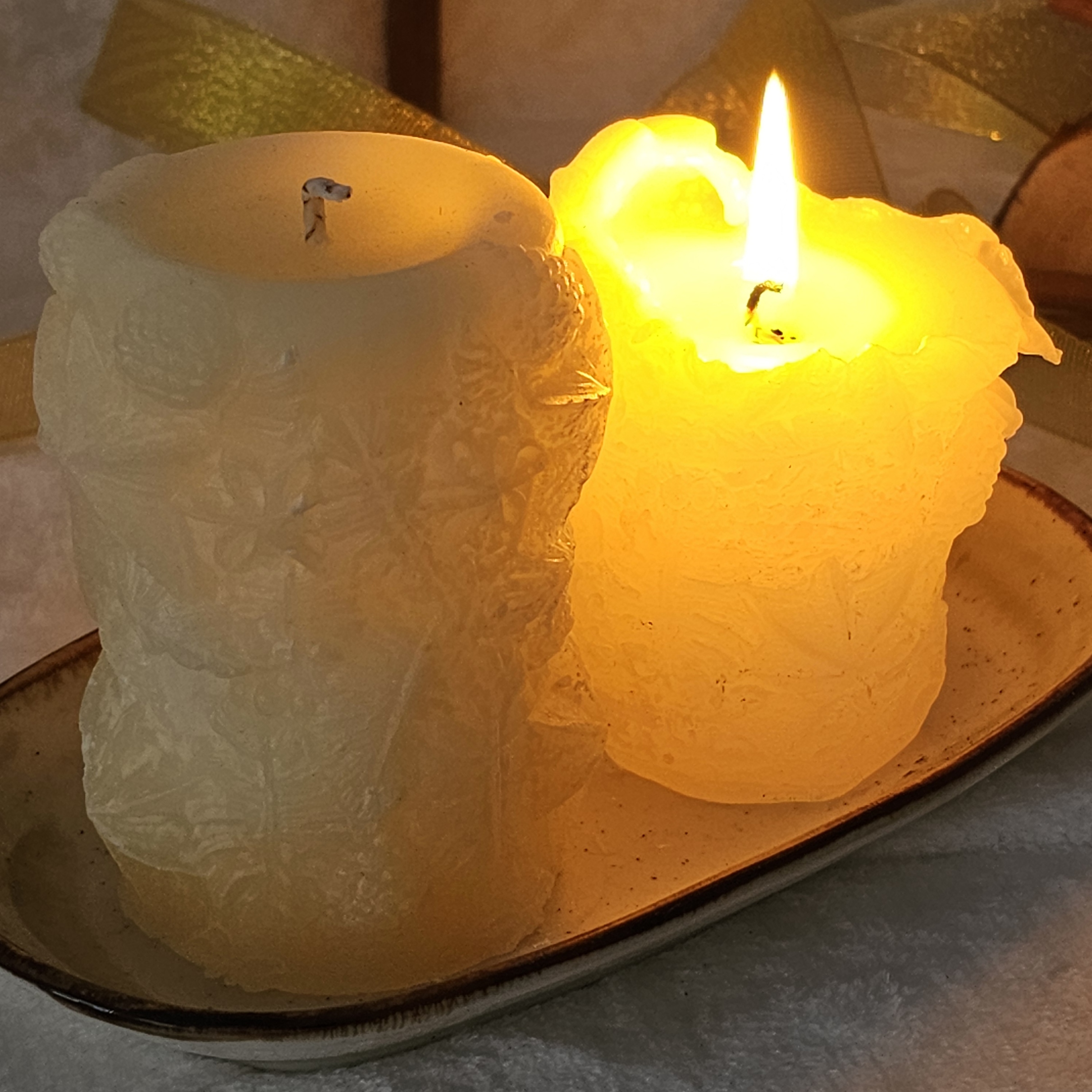 Detalle de vela decorativa blanca - Abrazo de Nieve