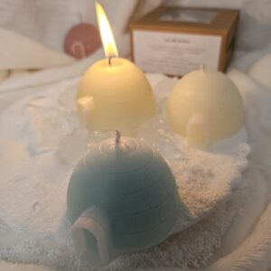 Luz de ártico - vela decorativa de soja con iglú azul en primer plano