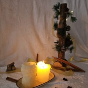 Abrazo de Nieve - Vela decorativa blanca encendida