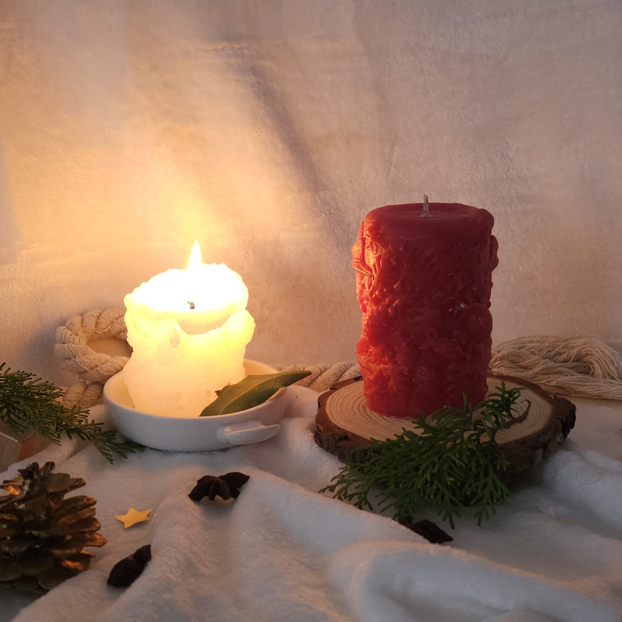 Detalles vela artesanal carmesí - parte de la colección Susurro de Invierno