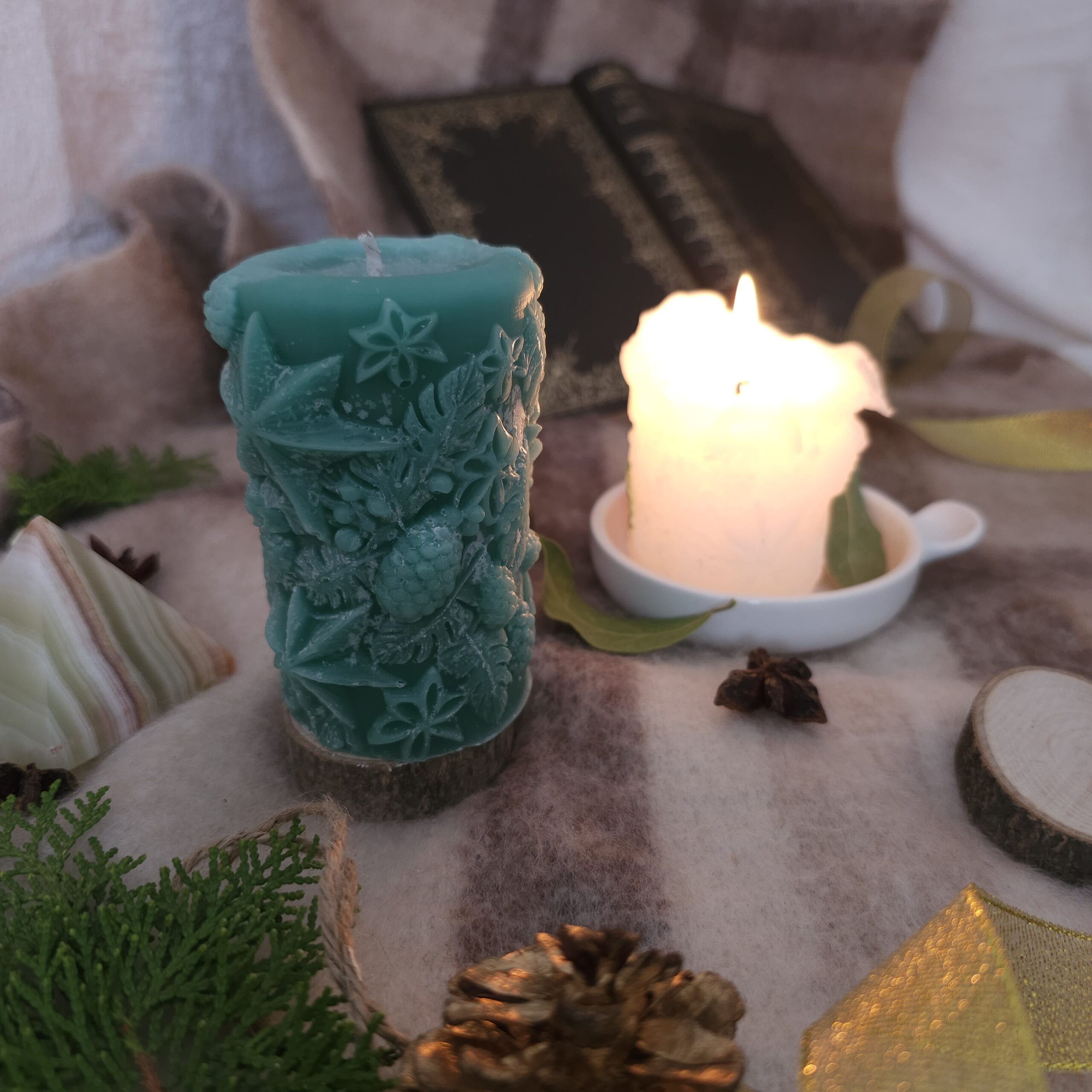 Detalles de vela decorativa de abeto helado - Susurro de Bosque