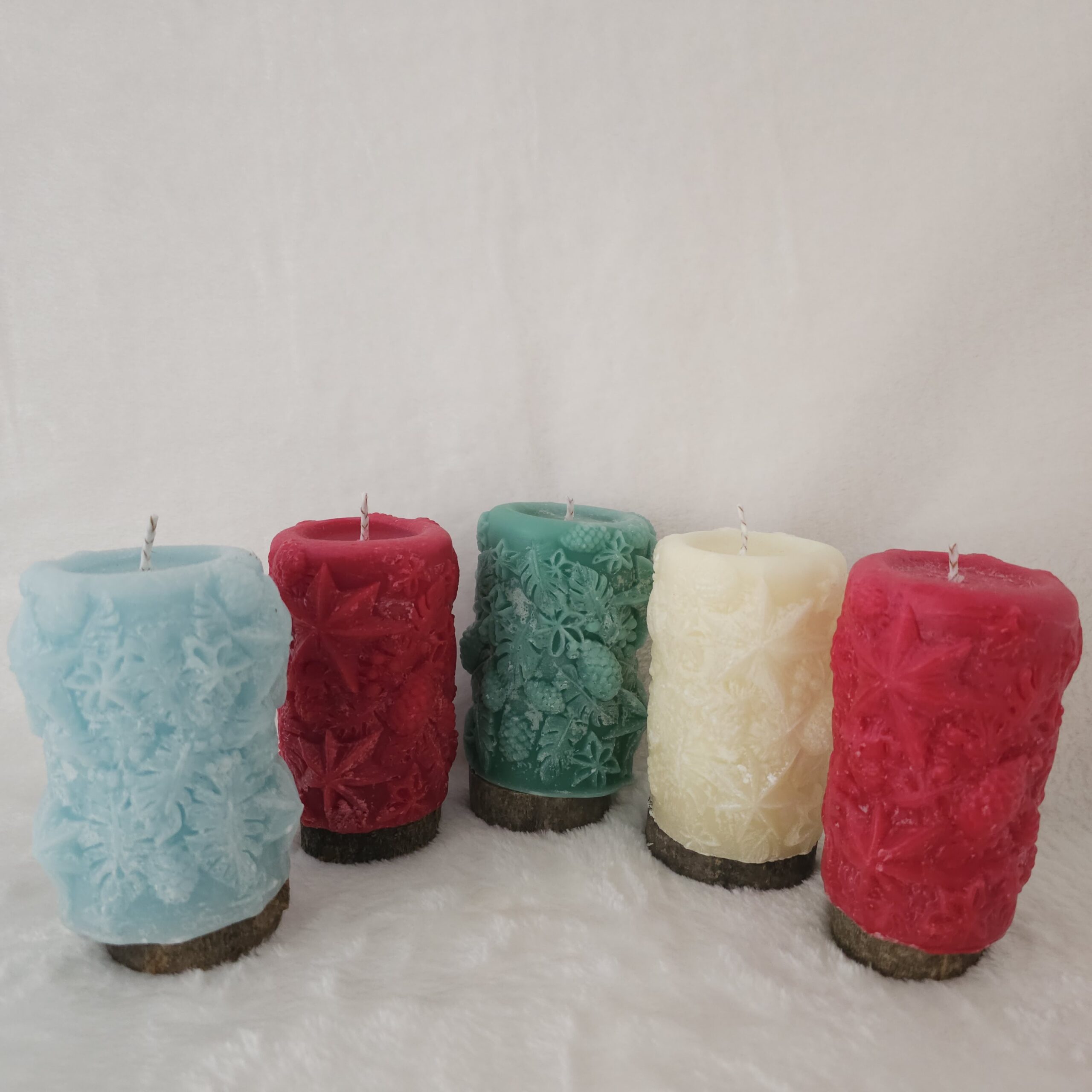 Vela decorativa de abeto helado en el centro del grupo de pilares.