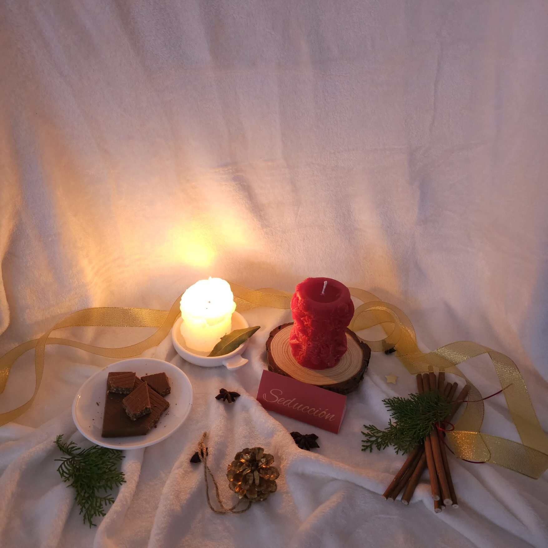 Llama Carmesí - Vela artesanal decorativa de invierno rojo intenso - Imagen 3