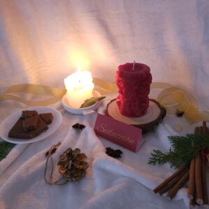 Vela artesanal carmesí - Llama Carmesí - con aroma cítrico-floral