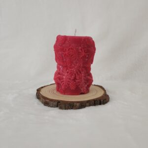 Llama Carmesí - Vela artesanal carmesí con notas cítricos-florales.