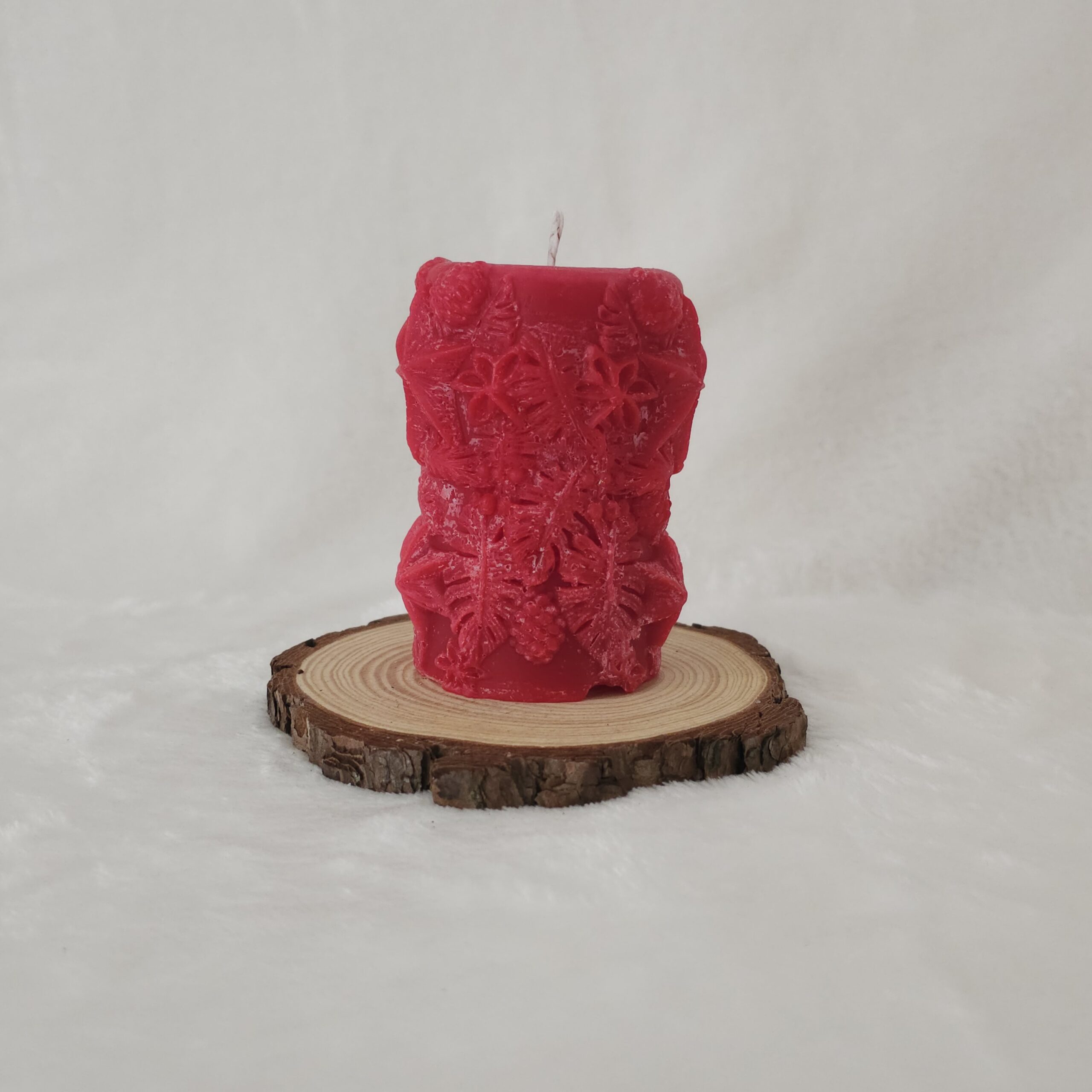Llama Carmesí - Vela artesanal carmesí con notas cítricos-florales.