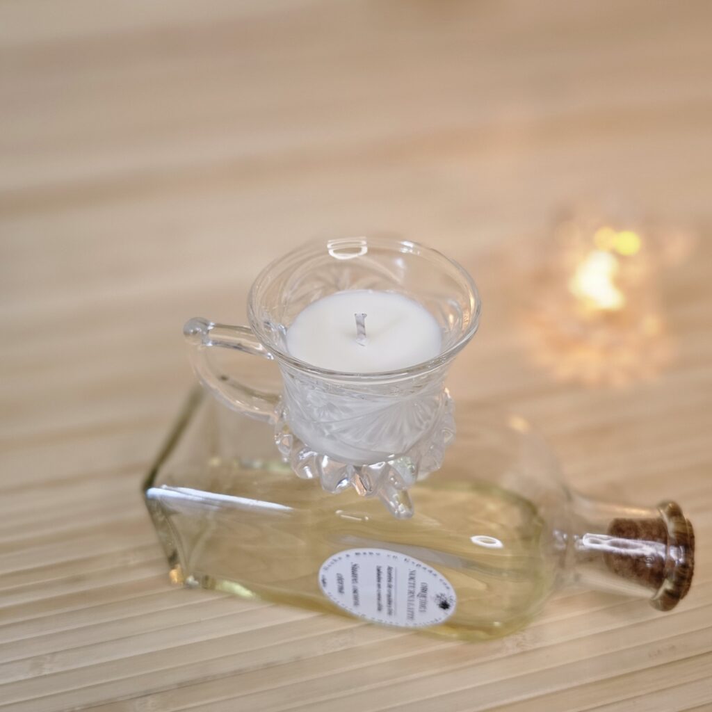 Regla 30-50-20 en velas. Nordic Chic - Vela aromática en taza elegante con relieve para días frios