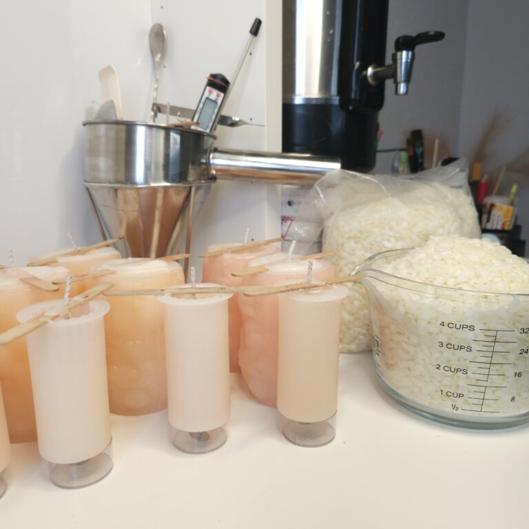 Moldes, cera y heramientas para hacer velas