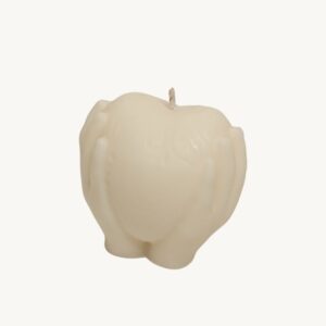 Vela decorativa artesanal de color blanco marfil — Ámbar de Cupido — hecha a mano con cera de soja y mecha de algodón.