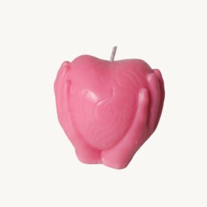 Vela decorativa artesanal de color rosa suave— Ámbar de Cupido — hecha a mano con cera de soja y mecha de algodón.