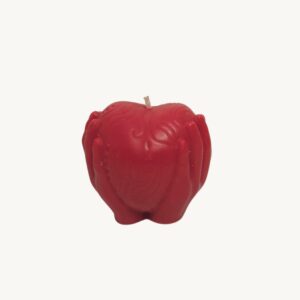 Vela decorativa artesanal de color rojo — Ámbar de Cupido — hecha a mano con cera de soja y mecha de algodón.