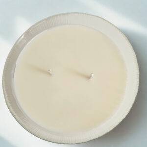 centro de mesa aromática de soja con doble mecha en recipiente de vidrio texturizado, vela jazmín y cedro Amanecer Etéreo 200g