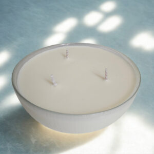 vela aromática centro de mesa con tres mechas en recipiente transparente