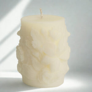 Detalle de la vela decorativa floral Amanecer Etéreo crema con diseño aretsanal